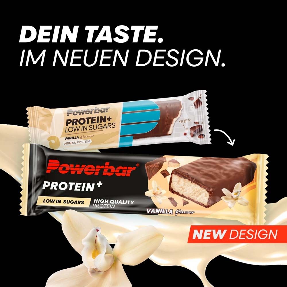 Zwei POWERBAR® Protein+ Riegel, Vanille. Schwarzer Hintergrund mit Text: „DEIN TASTE. IM NEUEN DESIGN.“ und „NEW DESIGN“.