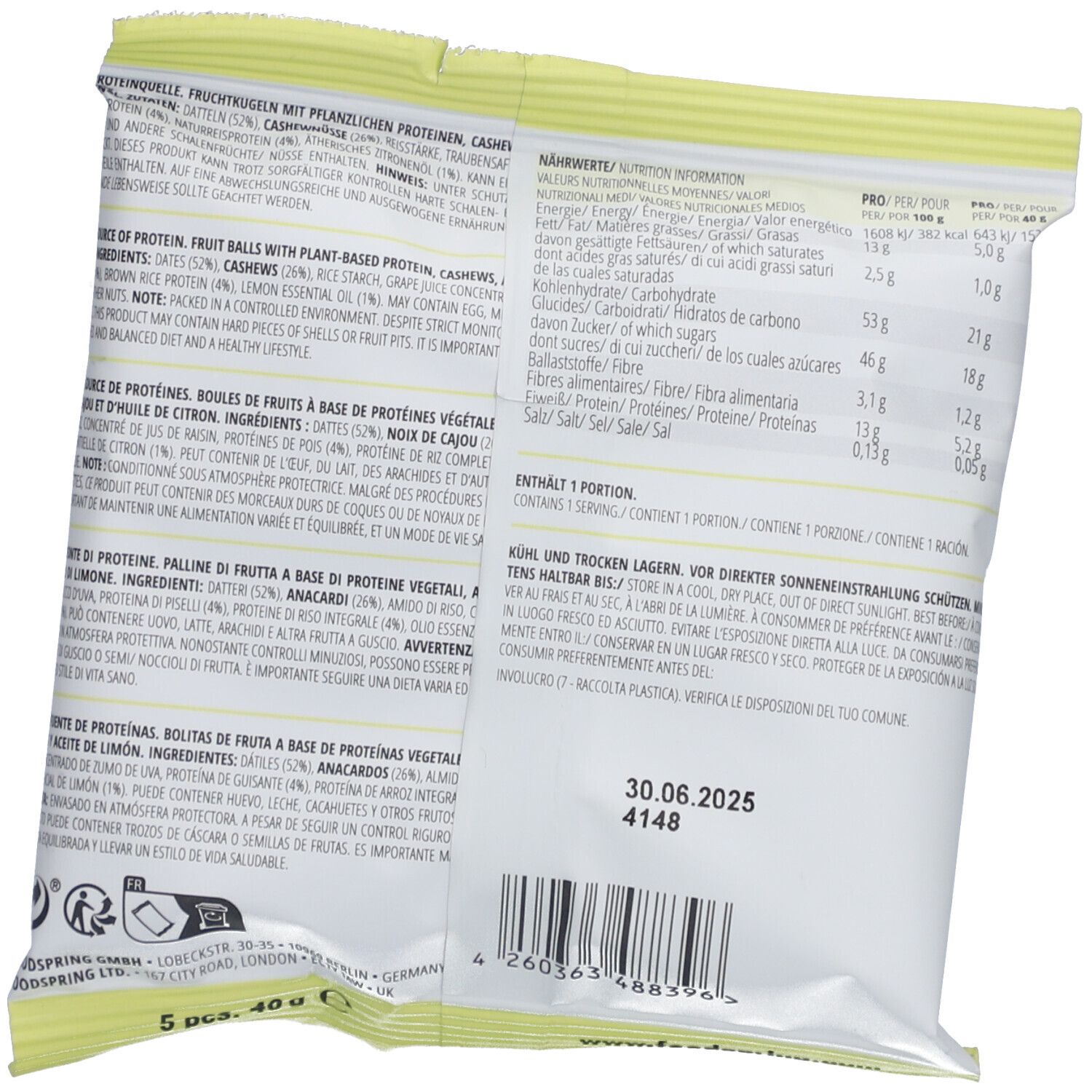 Rückseite der foodspring Vegan Proteinballs Lemon Cake Verpackung. Text in mehreren Sprachen, Nährwertangaben, Mindesthaltbarkeitsdatum.