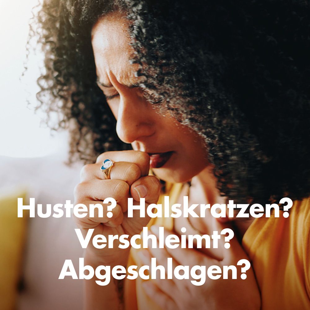 Eine Frau hustet und hält sich die Hand vor den Mund. Text: Husten? Halsschmerzen? Verschleimt? Abgeschlagen?