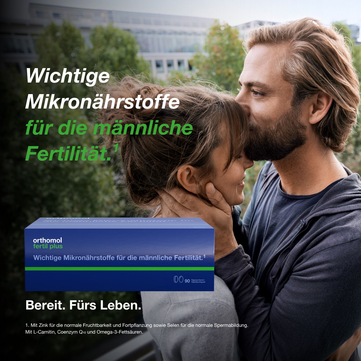 Mann küsst Frau auf die Stirn. Orthomol Fertil plus Packung im Vordergrund.