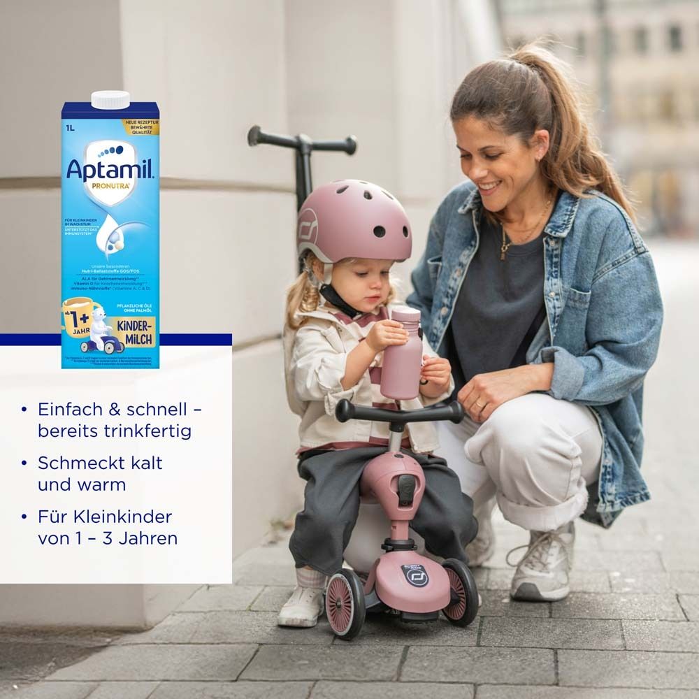 Frau und Kind auf einem Dreirad. Kind trinkt aus einer Flasche. Aptamil Kindermilch 1+ Verpackung. Text: Einfach & schnell.