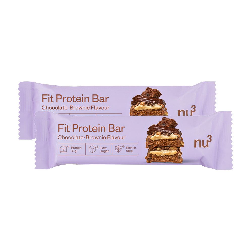 Zwei nu3 Fit Protein Riegel, Schokolade-Brownie-Geschmack, mit Schokoladenstückchen und cremiger Füllung.