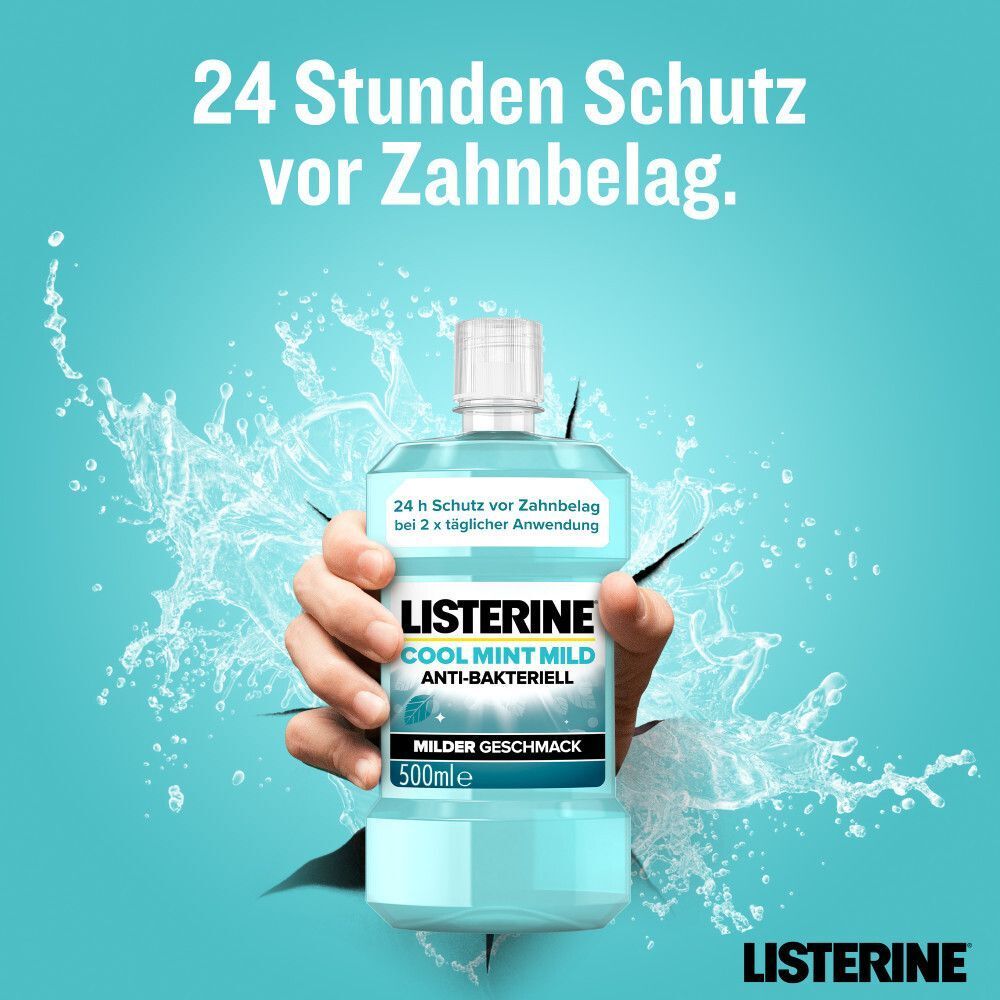 Hand hält eine Flasche LISTERINE Cool Mint Mild Mundspülung, 500ml. 24h Schutz vor Zahnbelag.