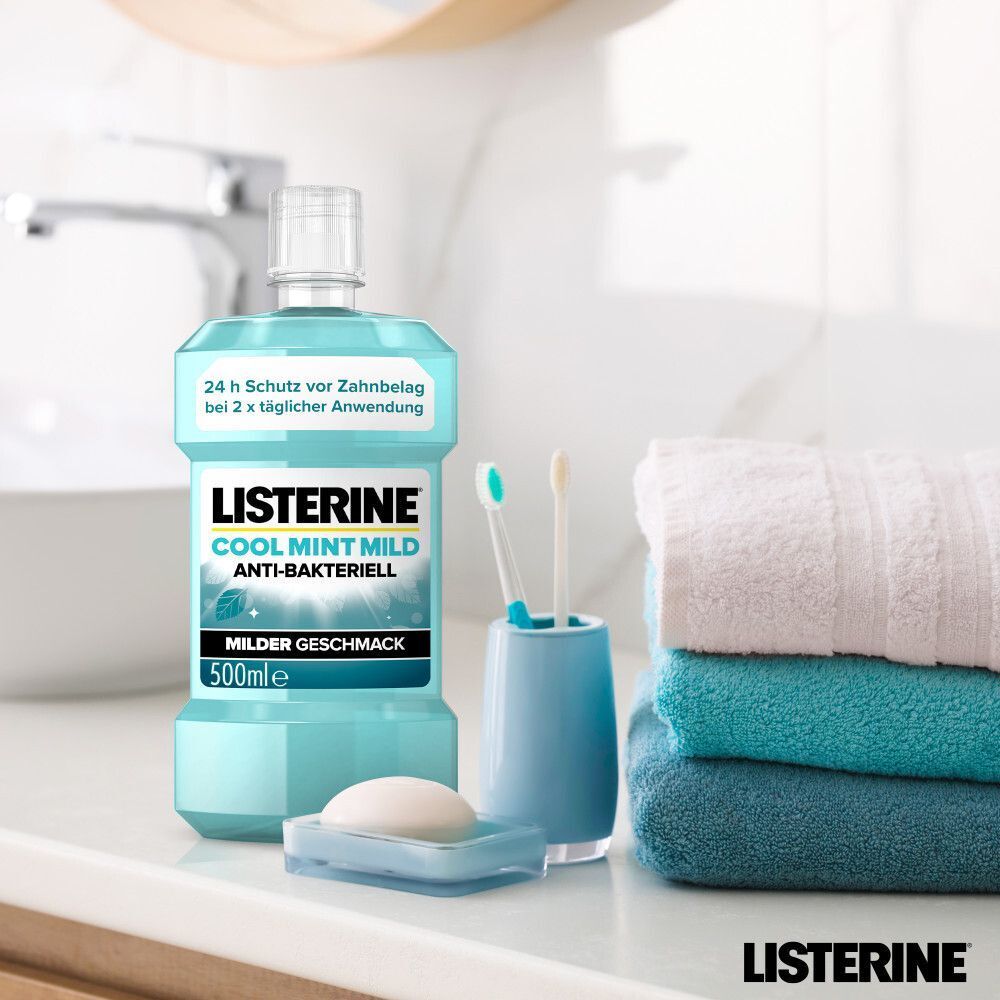 LISTERINE Cool Mint Mild Mundspülung, 500ml, im Badezimmer mit Handtüchern.