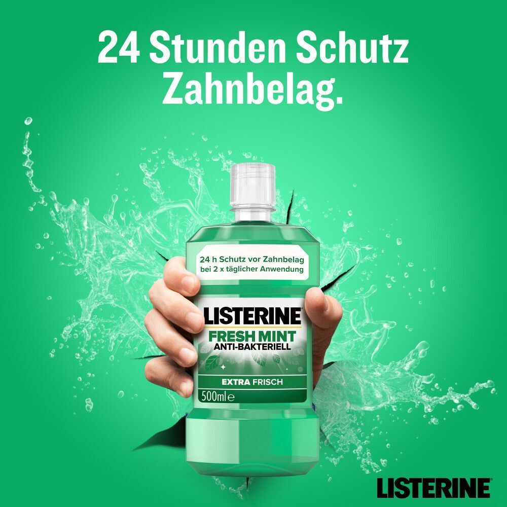 Hand hält eine Flasche LISTERINE® Fresh Mint Mundspülung, 500ml, die 24 Stunden Schutz vor Zahnbelag bietet.