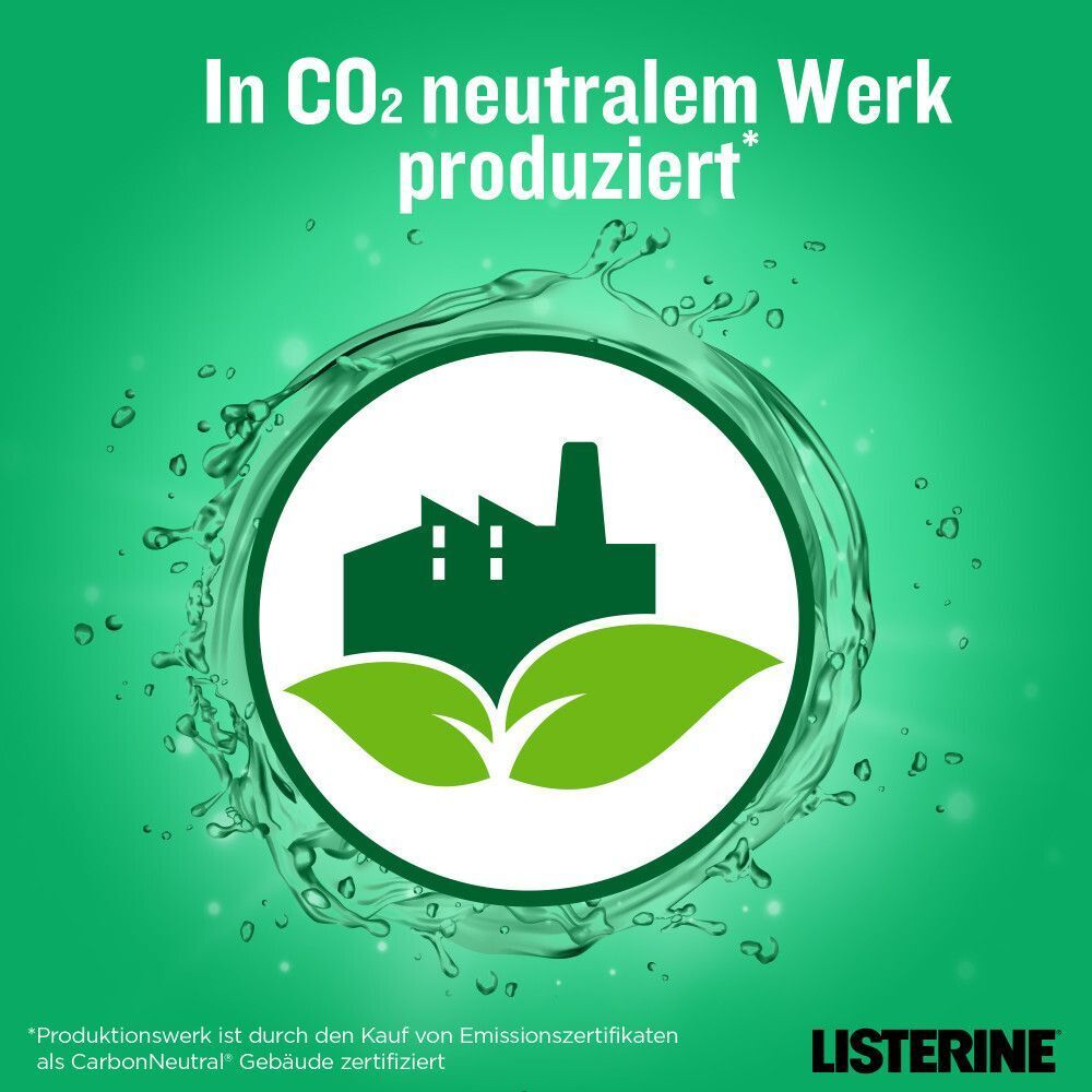 Symbol für CO2-neutrale Produktion von LISTERINE® in einem Werk mit Blättern und Fabrik.