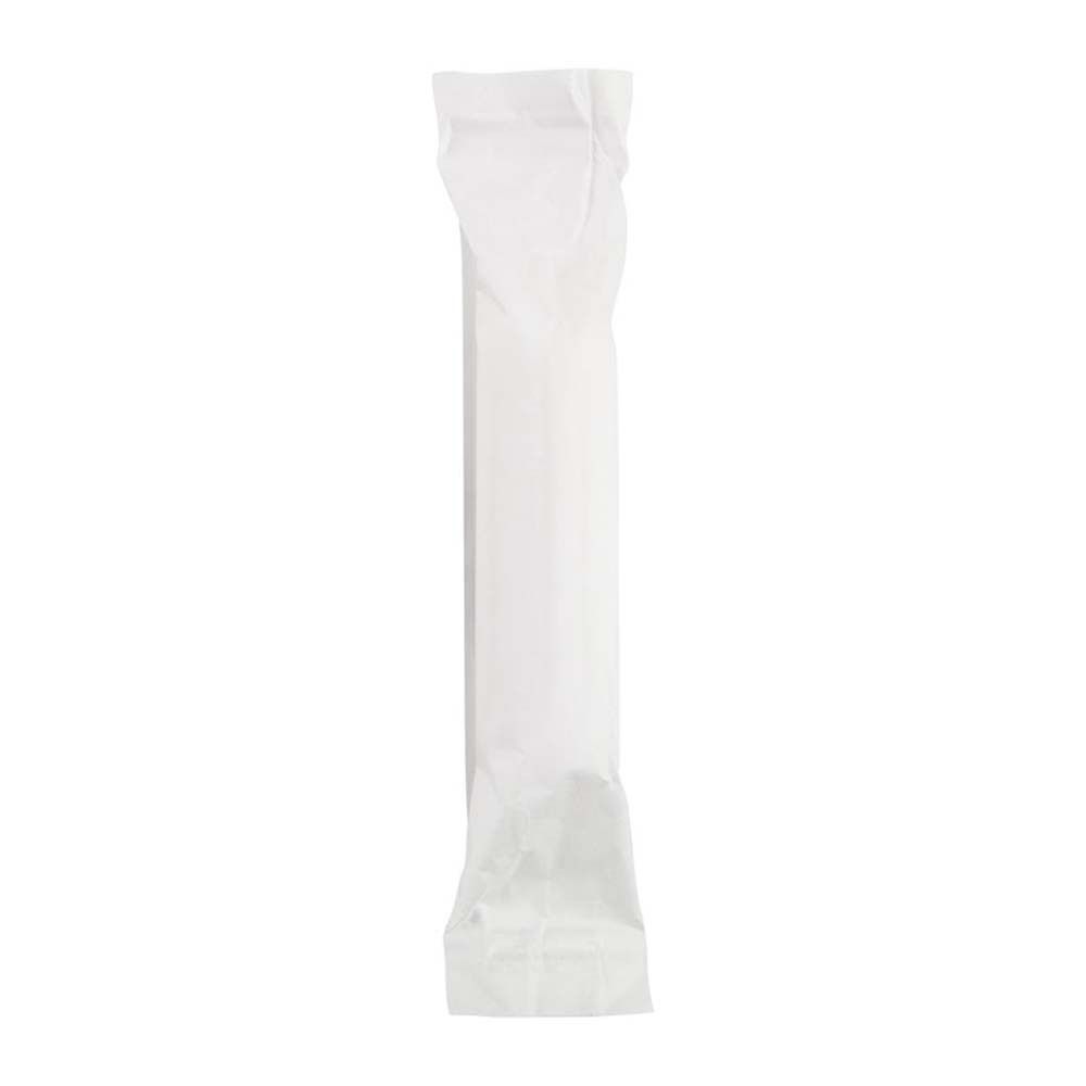 Individueel verpakte tampon. Wit, langwerpig product in een papieren verpakking.