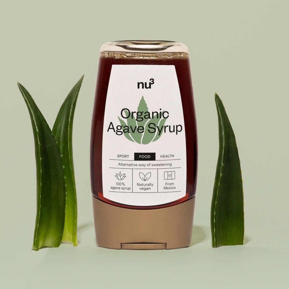 Flasche Agavendicksaft mit grünen Blättern. Weißes Etikett mit Logo und Schriftzug.