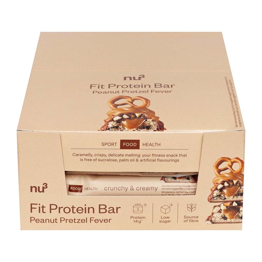 Kartonbox mit Proteinriegeln. Aufdruck: nu3 Fit Protein Bar Peanut Pretzel Fever. Logo, Nährwertangaben, Brezel-Abbildung.