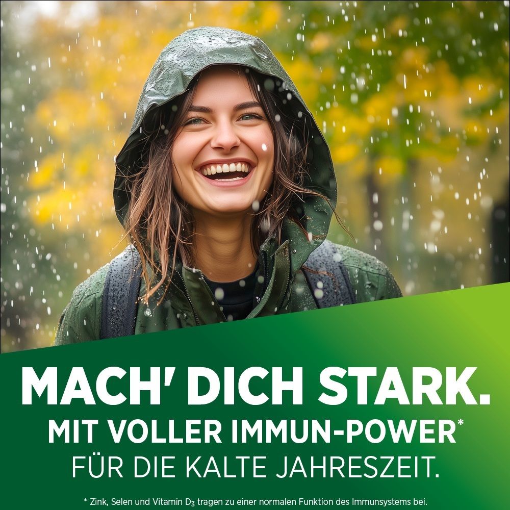 Frau im Regen mit Kapuze, lächelnd. Text: Mach dich stark mit voller Immun-Power.