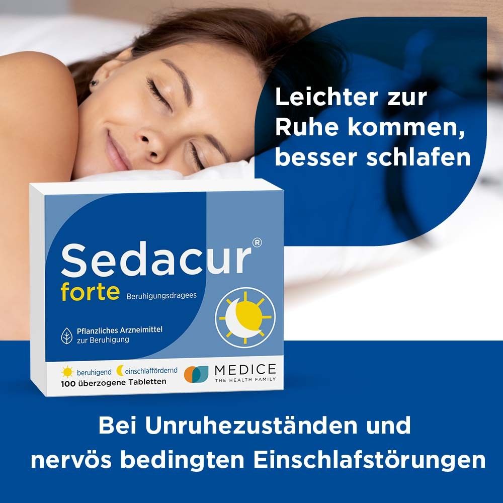 Frau im Bett mit Sedacur forte Packung. Weiß-blaue Schachtel. Text: 'Leichter zur Ruhe kommen, besser schlafen'. Logo: 'MEDICE The Health Family'.