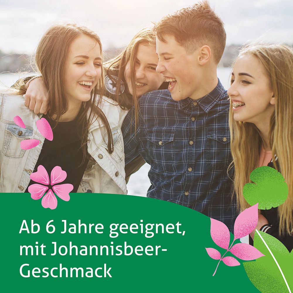 Gruppe Jugendlicher lacht. Text: Ab 6 Jahre geeignet, mit Johannisbeer-Geschmack. Dekorative Blätter und Blüten.
