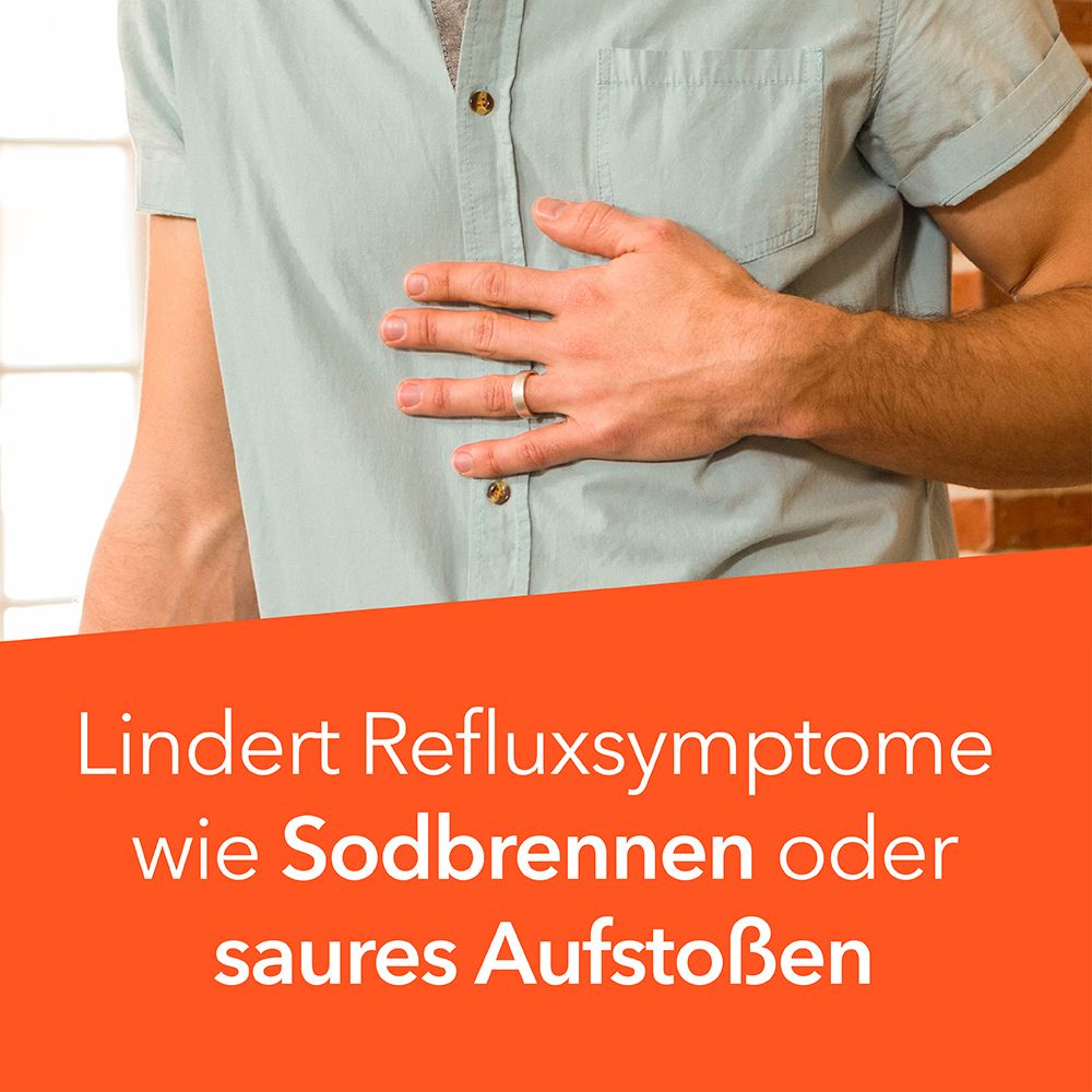 Mann hält sich die Hand an die Brust. Text: Lindert Refluxsymptome wie Sodbrennen oder saures Aufstoßen.