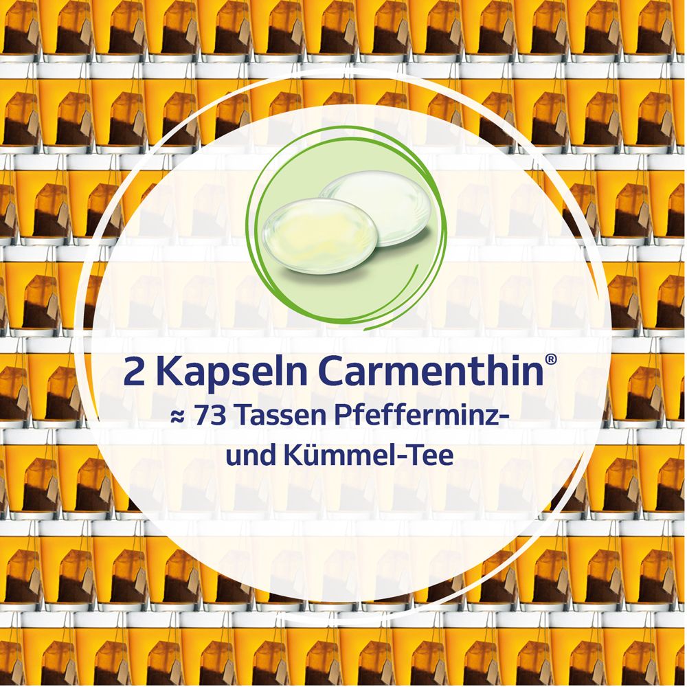 Zwei Kapseln Carmenthin® auf einem Hintergrund aus Teetassen. Text: 2 Kapseln Carmenthin® ≈ 73 Tassen Pfefferminz- und Kümmel-Tee.