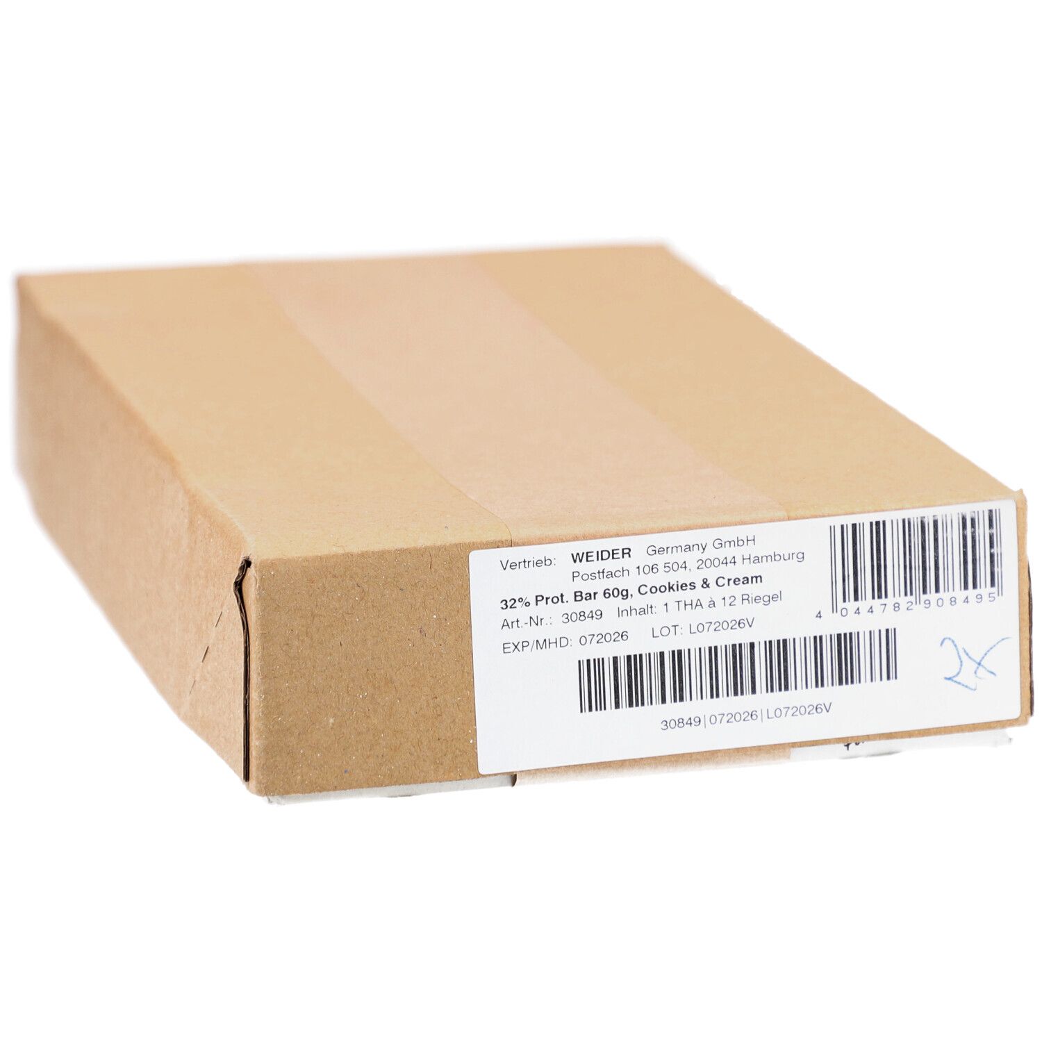 Kartonverpackung. Aufkleber mit Produktinformationen. Aufschrift: 32% Prot. Bar 60g, Cookies & Cream. Barcode.