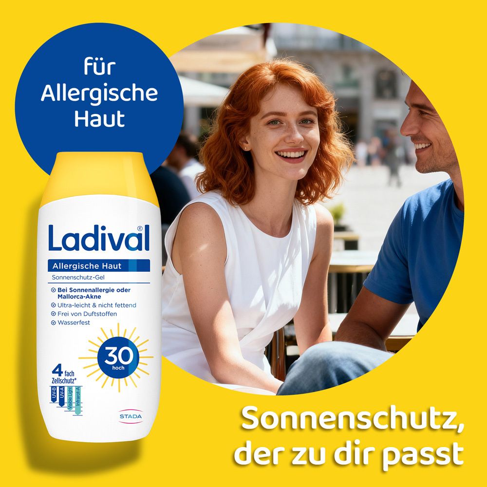 Frau und Mann sitzen draußen. Daneben eine Flasche Ladival® Allergische Haut Sonnenschutz-Gel. Gelber Hintergrund.