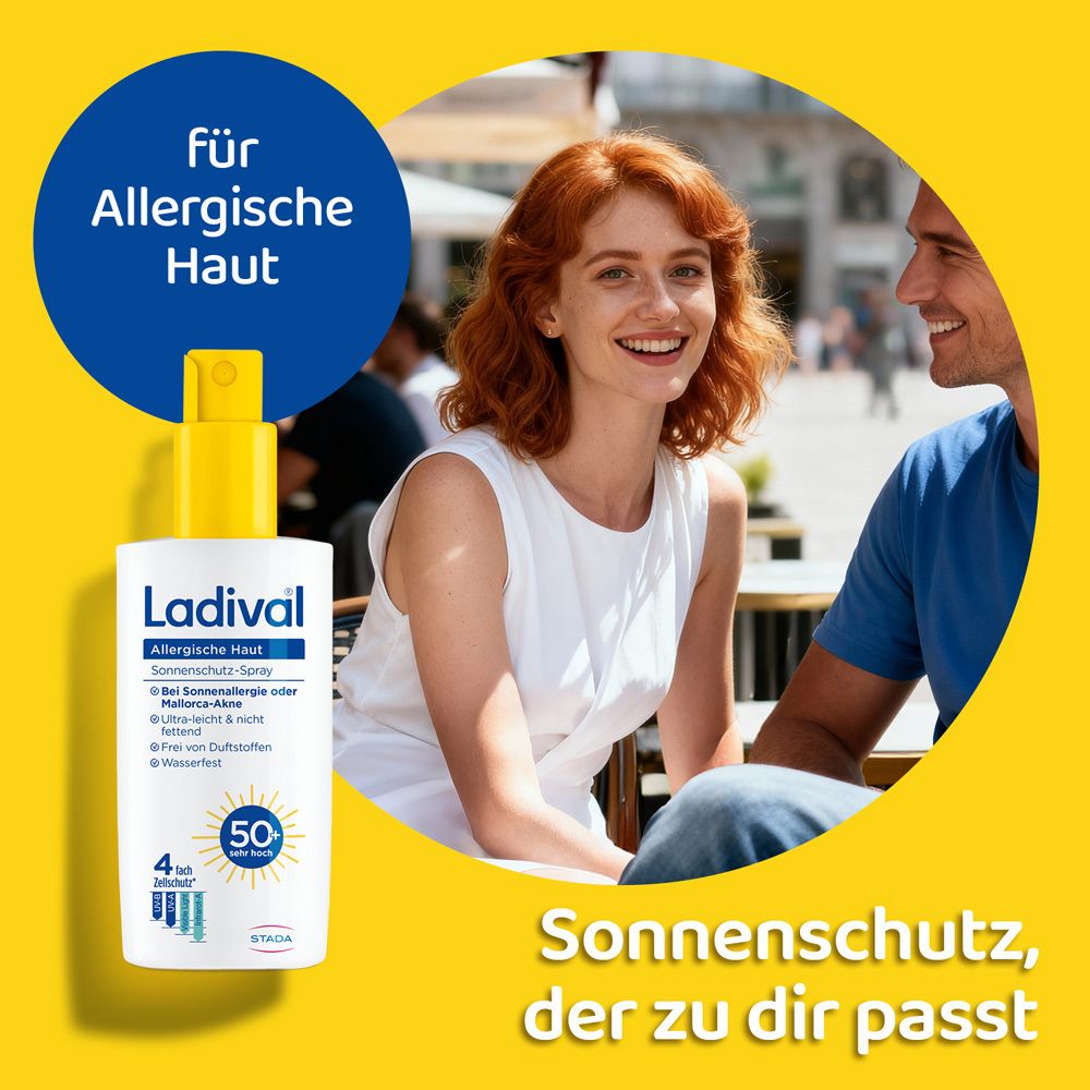 Frau und Mann sitzen im Freien. Daneben eine Ladival® Allergische Haut Sonnenschutz-Spray Flasche. Text: Sonnenschutz, der zu dir passt.
