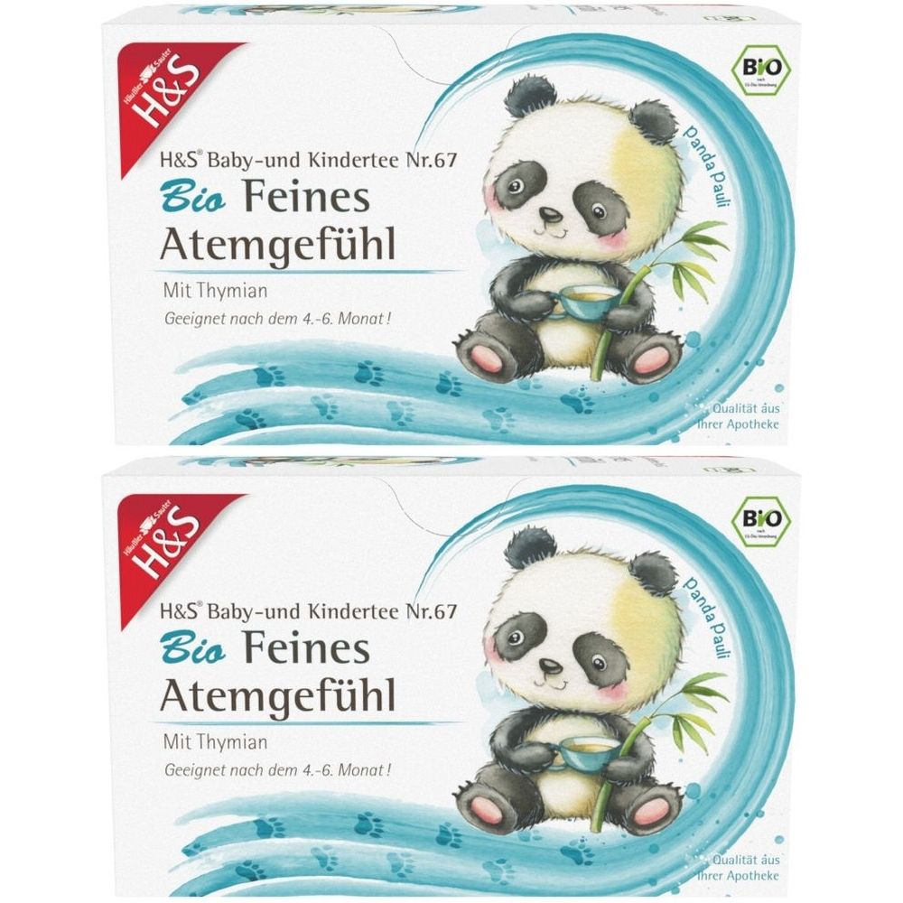 Zwei identische Kartons mit Baby- und Kindertee. Aufdruck: Panda-Illustration, "Bio Feines Atemgefühl", "Mit Thymian".