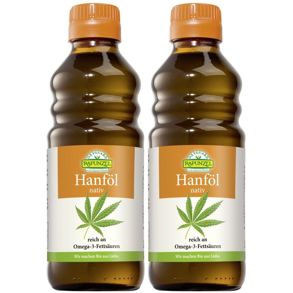 Zwei Flaschen Hanföl mit Etikett. Aufschrift: Hanföl nativ, reich an Omega-3-Fettsäuren. Marke: RAPUNZEL.