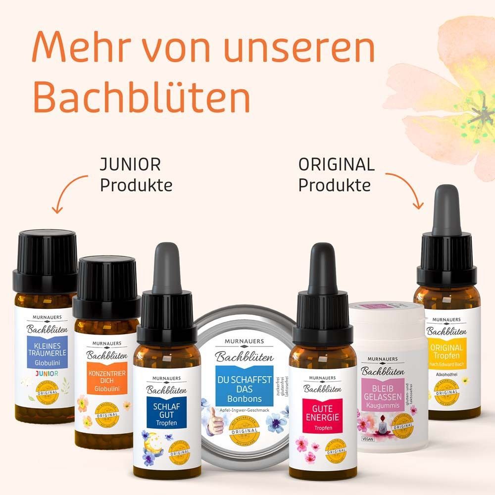 Mehrere Flaschen und ein Bonbon-Behälter. Aufschrift: MURNAUERS Bachblüten. Junior und Original Produkte.