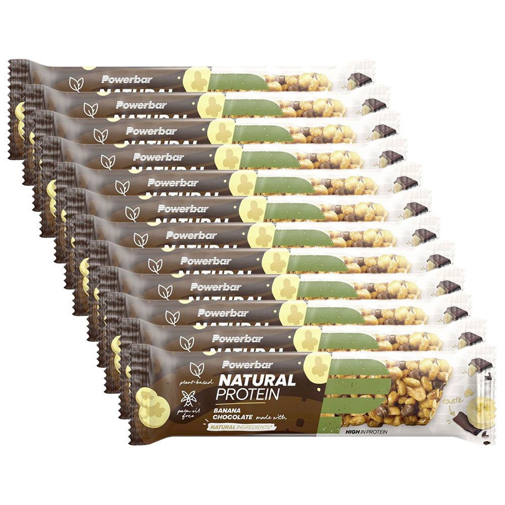 Mehrere Riegel in brauner Verpackung. Aufdruck: Powerbar NATURAL PROTEIN Bananen-Schokolade. Sichtbar sind Bananen und Schokoladenstücke.