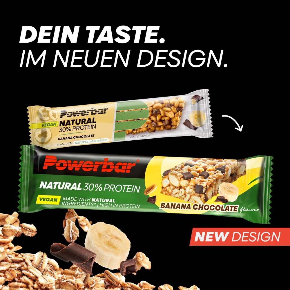 Zwei Powerbar NATURAL PROTEIN Riegel. Oben: gelbe Verpackung. Unten: grüne Verpackung. Text: NATURAL 30% PROTEIN, Bananen-Schokolade.