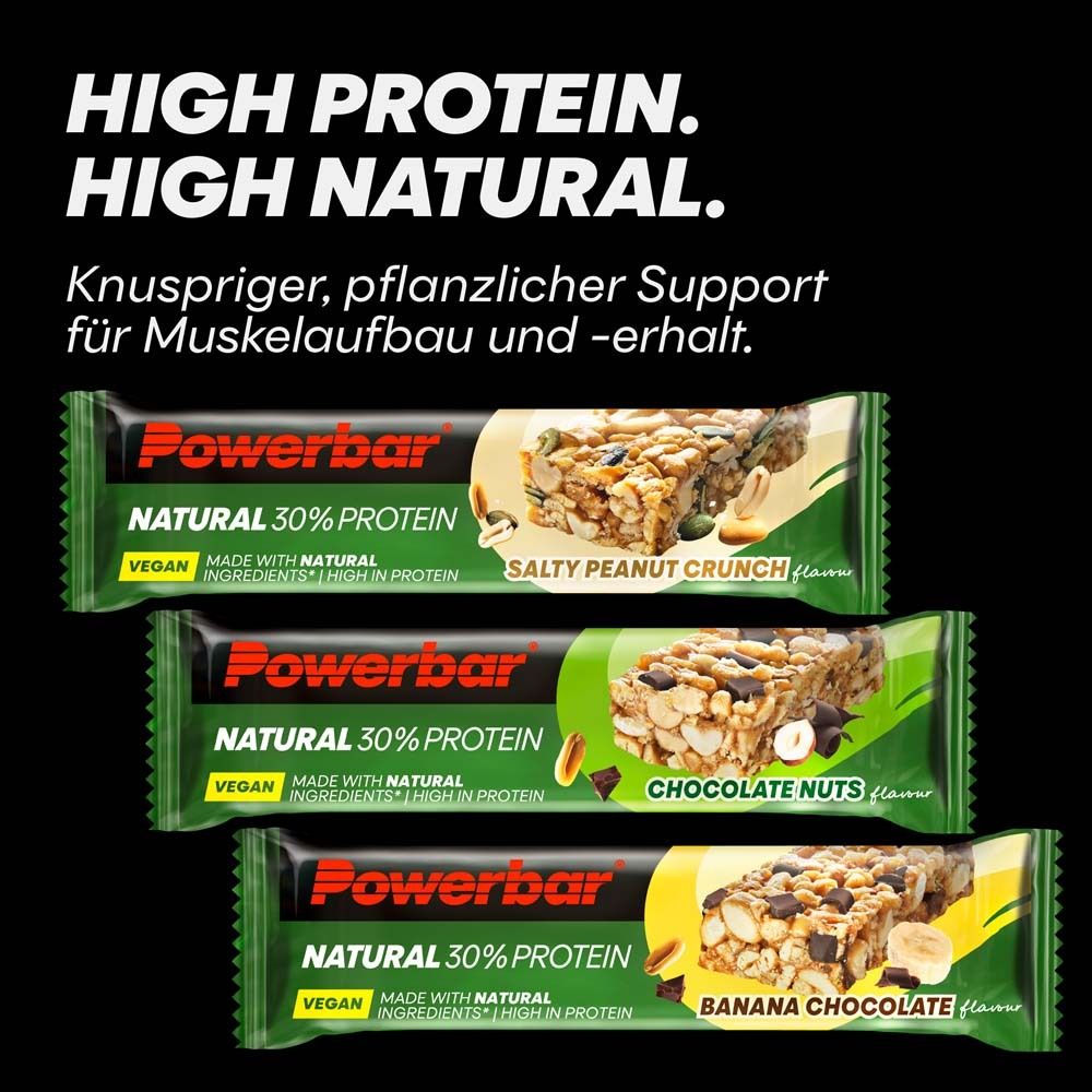 Drei Powerbar NATURAL PROTEIN Riegel. Grüne Verpackung. Sorten: Salty Peanut Crunch, Chocolate Nuts, Bananen-Schokolade. Text: 30% PROTEIN.