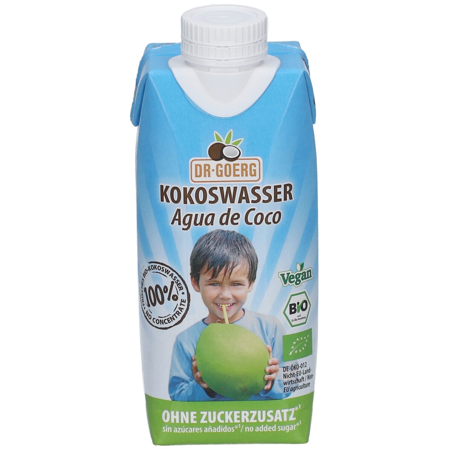 Karton mit Kokoswasser. Aufschrift: DR. GOERG, KOKOSWASSER, Agua de Coco. Kind trinkt aus Kokosnuss. Vegan, Bio-Siegel.