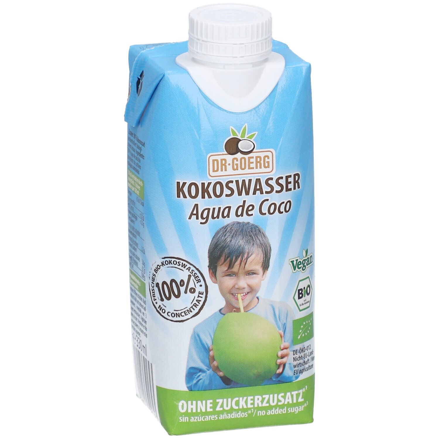 Karton mit Kokoswasser. Aufschrift: DR. GOERG, KOKOSWASSER, Agua de Coco. Kind trinkt aus Kokosnuss. Vegan, Bio-Siegel.