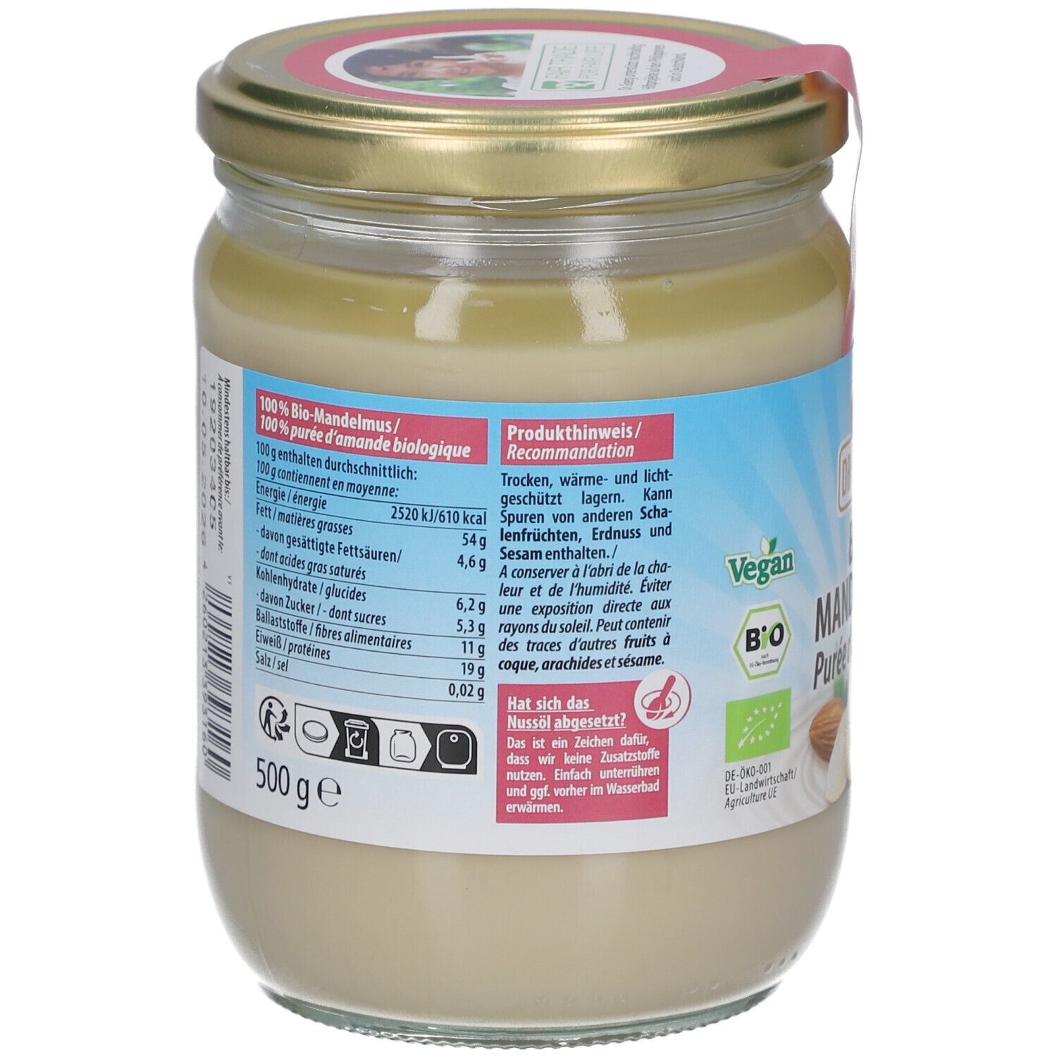 Rückseite des Glases mit Mandelmus. Aufschrift: 100% Bio-Mandelmus, Nährwertangaben, Empfehlungen. Vegan- und Bio-Siegel.