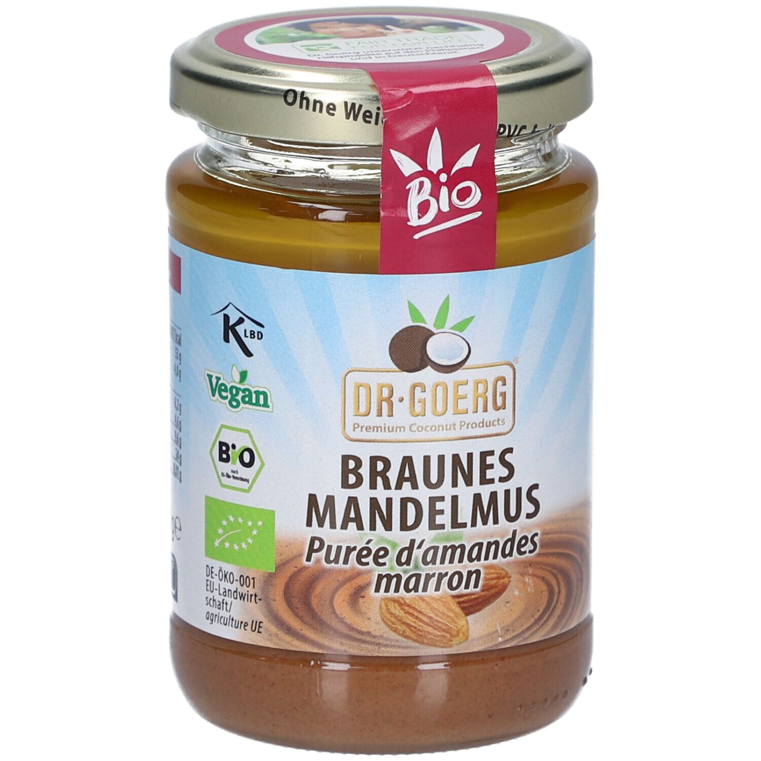 Glas mit braunem Mandelmus. Etikett mit "Bio"-Siegel, "Vegan"-Logo und Produktname "Braunes Mandelmus".