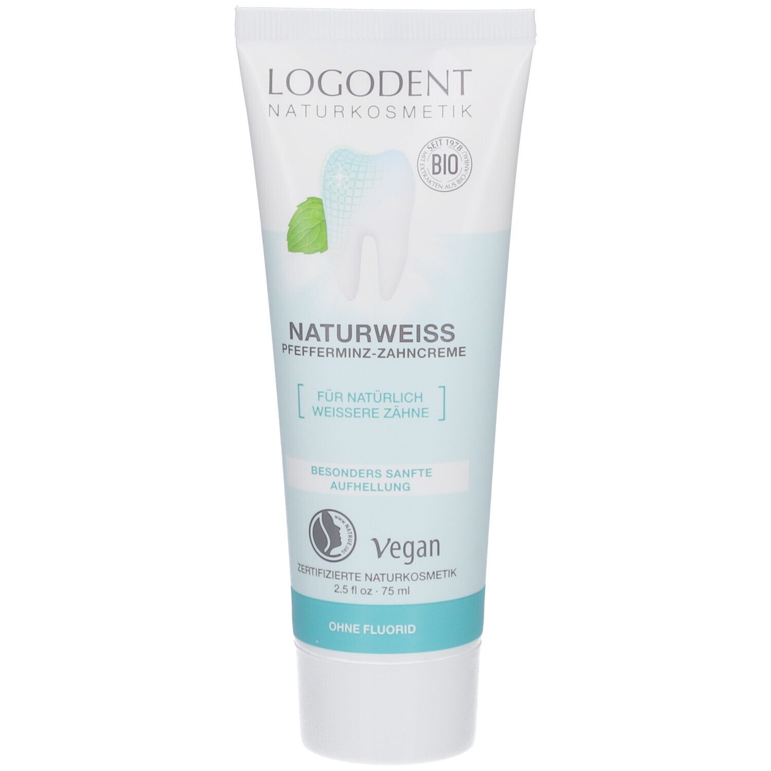 Zahncreme-Tube LOGODENT Naturweiß, weiß, hellblau. Aufschrift: Naturweiß Pfefferminz-Zahncreme, Vegan, ohne Fluorid. Bio-Siegel.