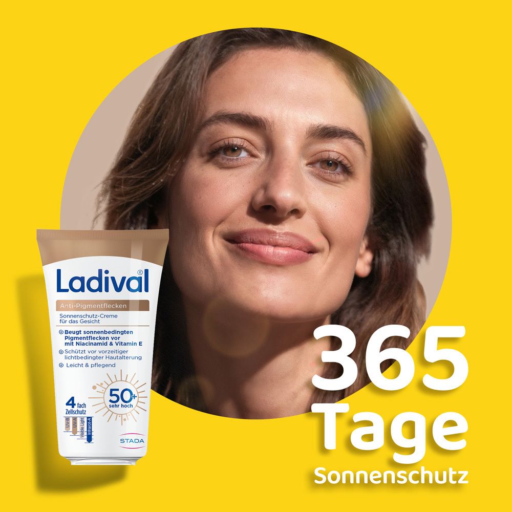 Frau mit Ladival® Anti-Pigmentflecken Sonnenschutz-Creme Gesicht LSF 50+ Tube. Gelber Hintergrund, Text: 365 Tage Sonnenschutz.