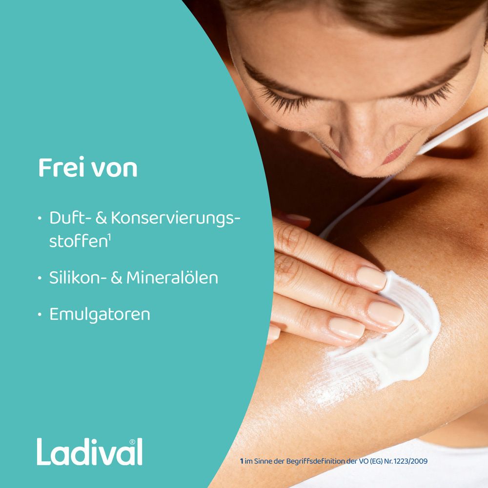 Frau trägt Lotion auf Schulter auf. Text: Frei von Duft-, Konservierungsstoffen, Silikonen, Mineralölen und Emulgatoren.