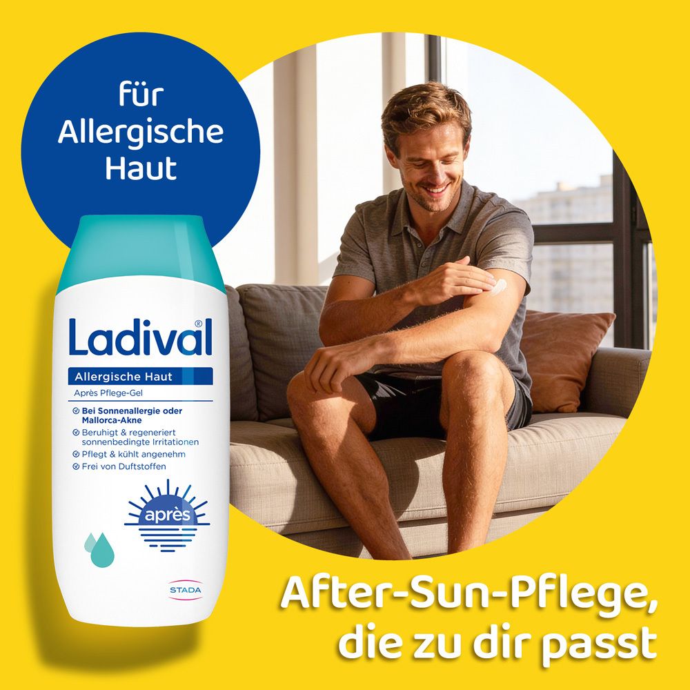 Mann auf Couch, trägt Après Pflege-Gel auf. Produktabbildung: Ladival® Allergische Haut Après Pflege-Gel. Gelbe und blaue Gestaltung.