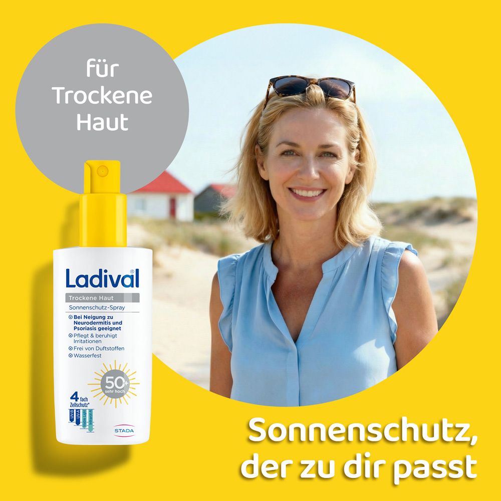 Frau am Strand mit Ladival Sonnenschutz-Spray. Gelber Hintergrund, Text: Sonnenschutz, der zu dir passt.