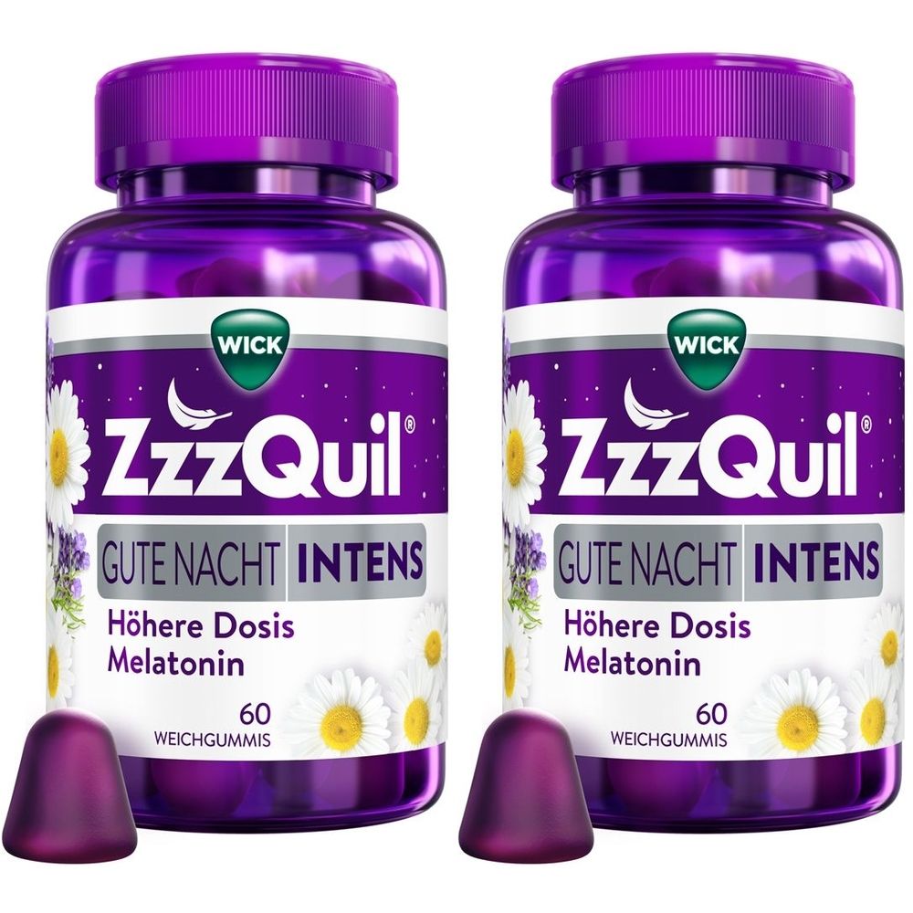 Zwei Flaschen WICK ZzzQuil Gute Nacht INTENS Weichgummis. Lila Flaschen mit weißem Etikett, gelben Blüten und lila Weichgummis.