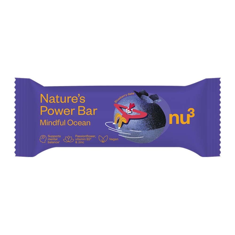 Verpackung einer nu3 Nature's Power Bar Mindful Ocean. Lila Riegel mit Produktnamen und Logo. Abbildung eines blauen Ozeans mit Person.