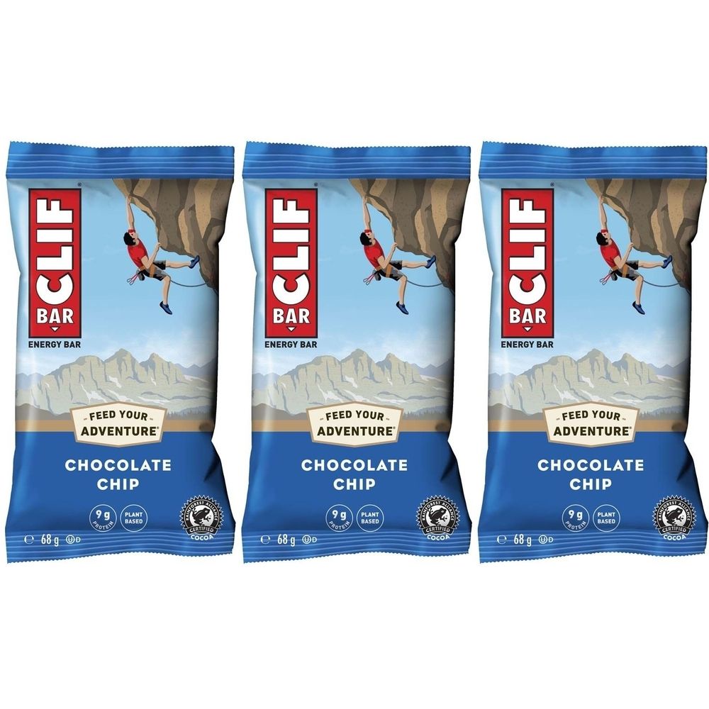 Trois barres énergétiques CLIF BAR, saveur chocolat. Emballage bleu avec illustration d'alpiniste. Texte: CLIF BAR, FEED YOUR ADVENTURE, Chocolate Chip.