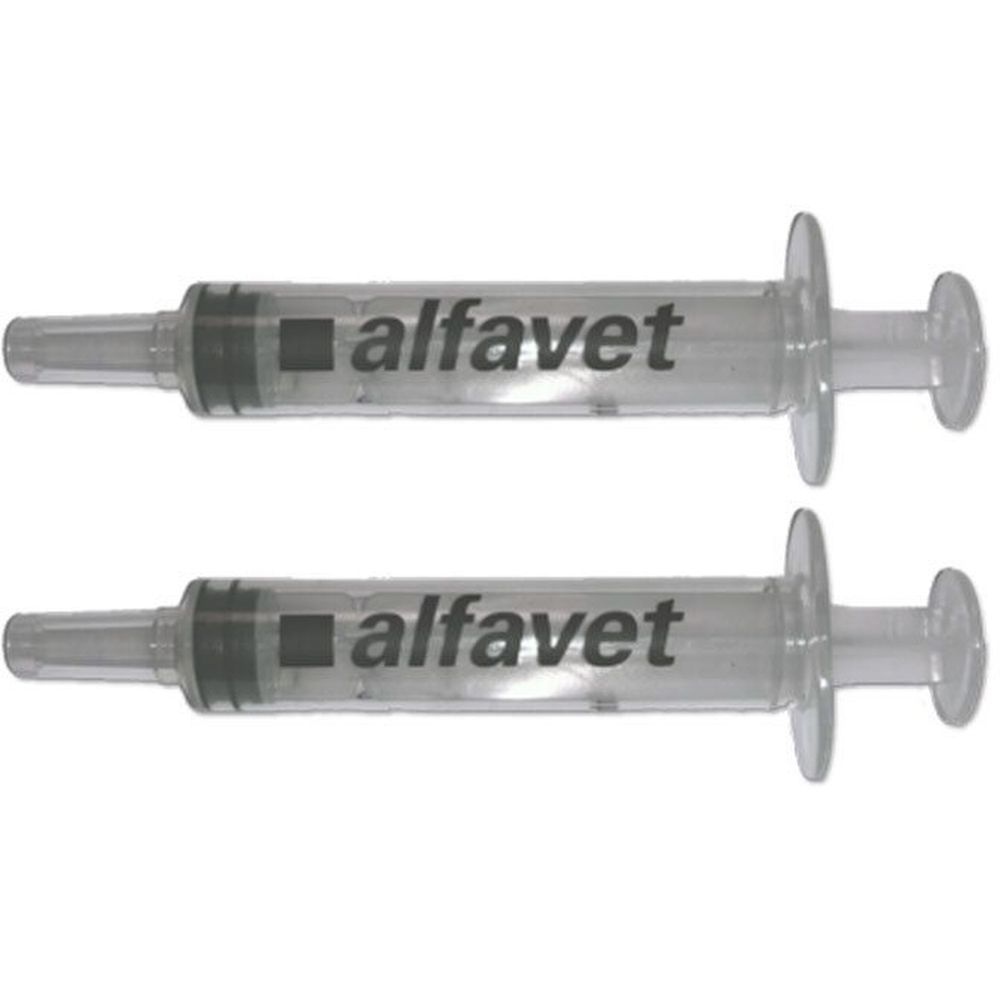 Zwei transparente Spritzen mit schwarzem Kolben und Aufdruck "alfavet".