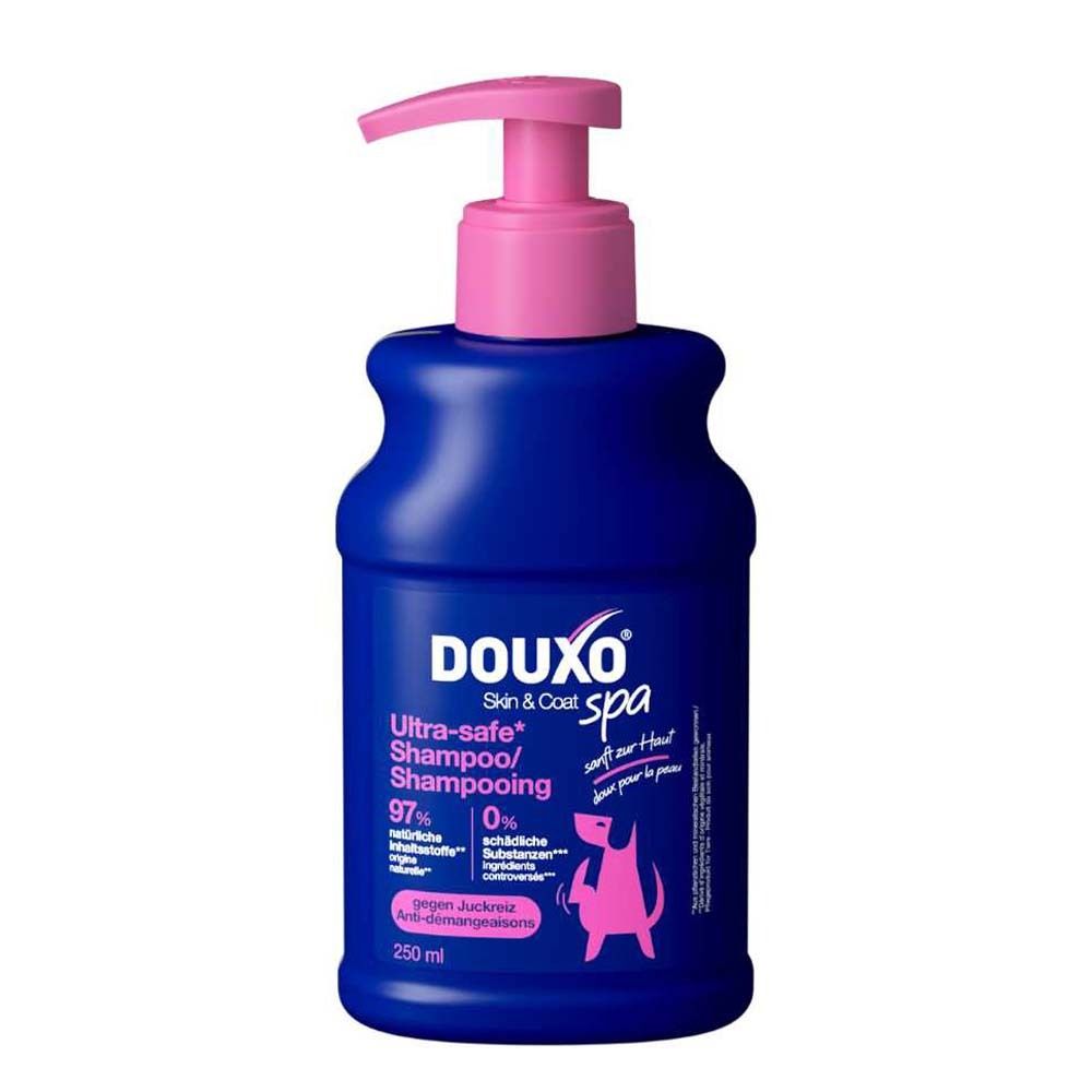 Blaue Flasche mit rosa Pumpe. DOUXO® SPA Hundeshampoo. Text: Ultra-safe Shampoo, 97% natürliche Inhaltsstoffe, 0% schädliche Substanzen.