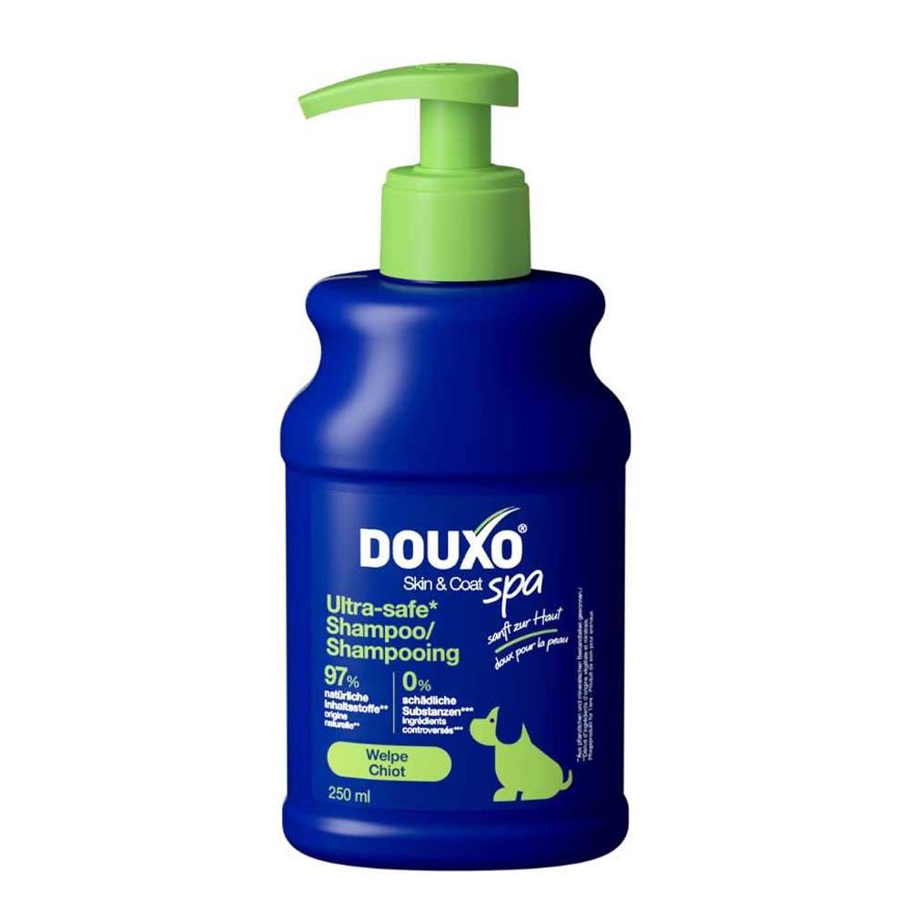 Blaue Flasche mit grünem Pumpkopf. Aufschrift DOUXO® SPA, Ultra-safe Shampoo. Welpe Chiot. 250 ml.