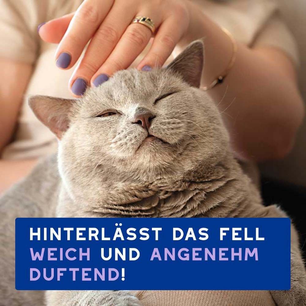 Katze wird gestreichelt. Text: Hinterlässt das Fell weich und angenehm duftend!