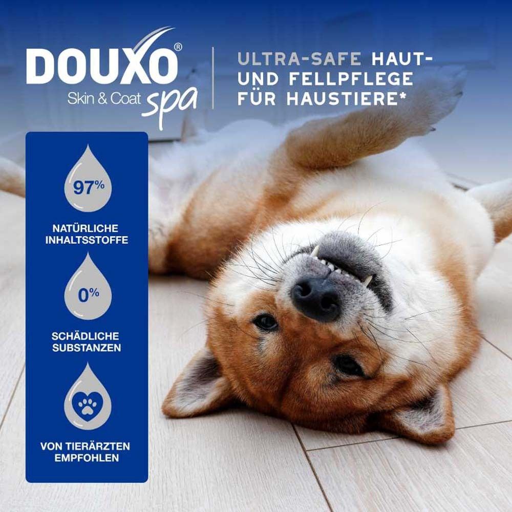 Hund liegt auf dem Boden. Text: DOUXO® Skin & Coat spa. Ultra-safe Haut- und Fellpflege für Haustiere. 97% natürliche Inhaltsstoffe.