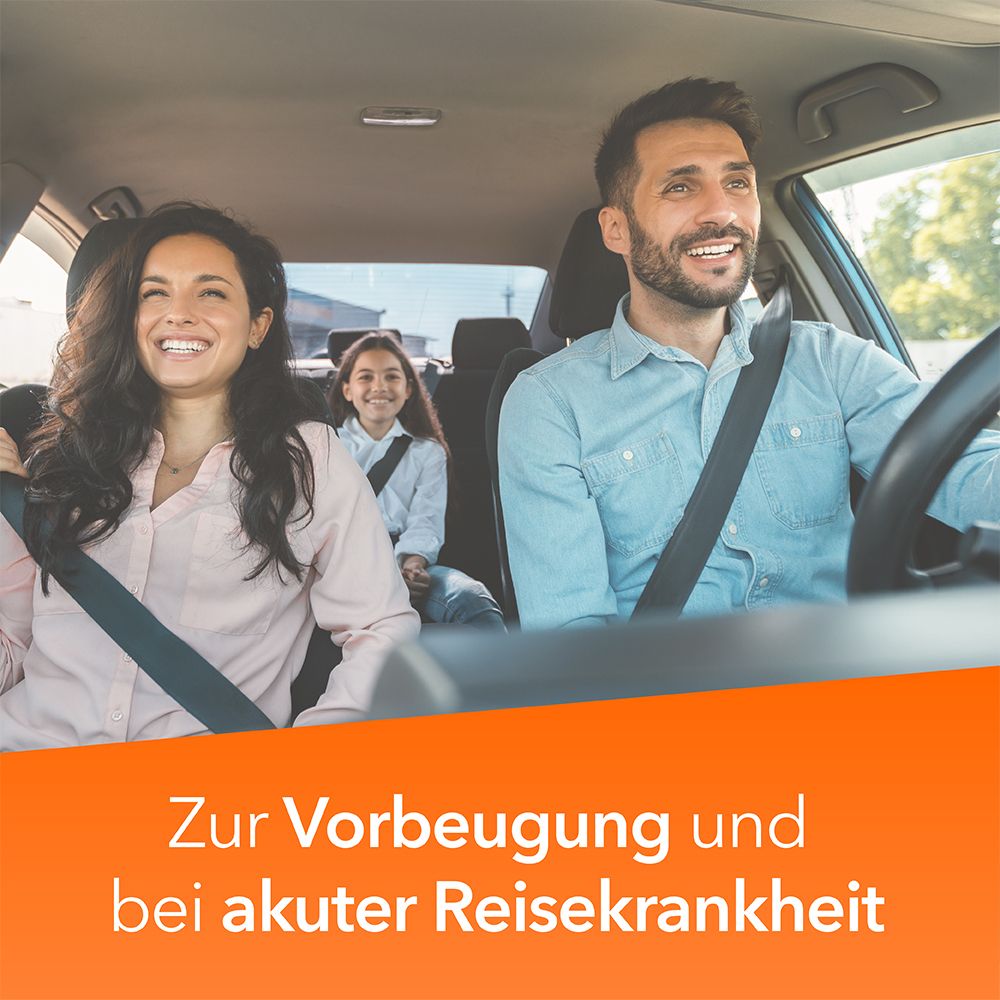 Familie im Auto. Text: Zur Vorbeugung und bei akuter Reisekrankheit.