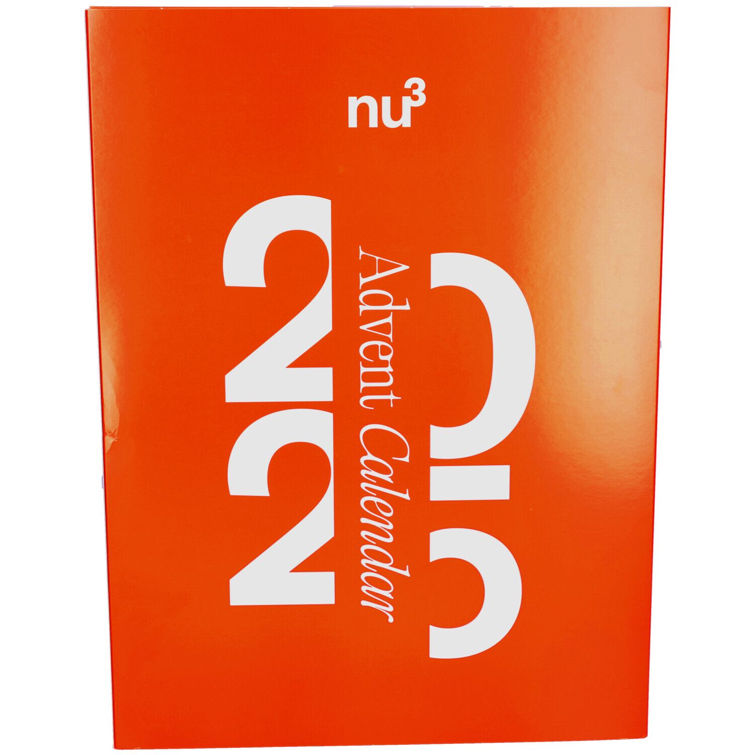 Orangefarbener Adventskalender mit weißer Aufschrift: nu3, 2025, Adventskalender. Schräge Ansicht.