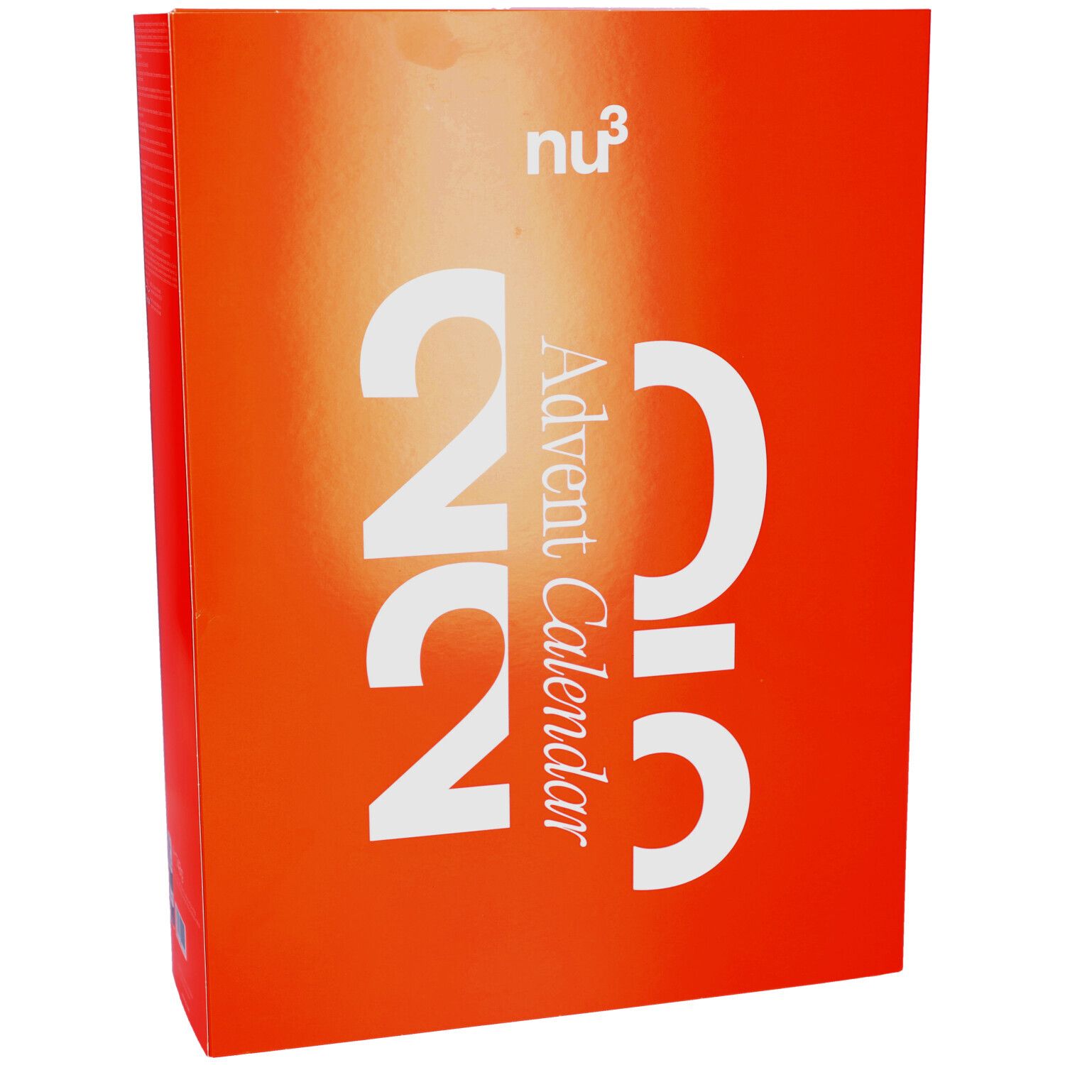 Orangefarbener Adventskalender mit weißer Aufschrift: nu3, 2025, Adventskalender. Schräge Ansicht.
