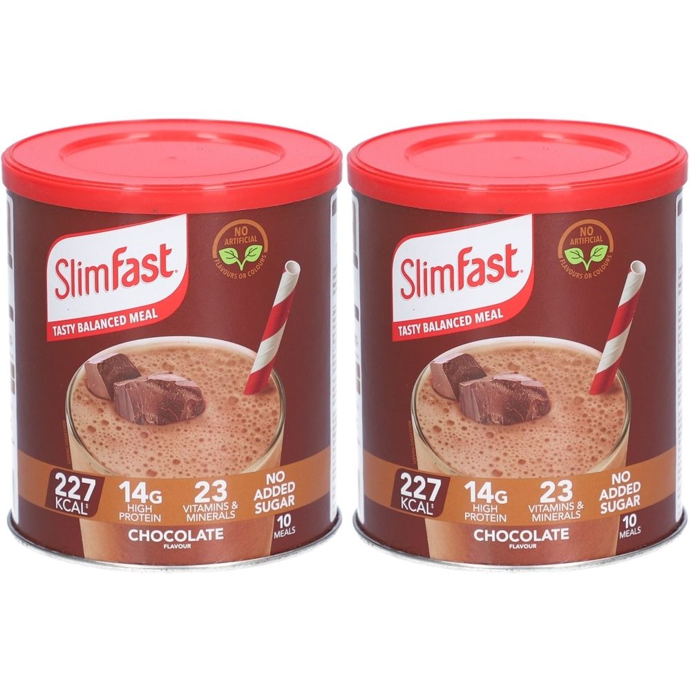 Zwei Dosen Slimfast Pulver Schokolade. Rote Deckel, braune Dosen mit Abbildung eines Getränks. Aufschrift: 227 kcal, 14g Protein, 23 Vitamine & Mineralien.