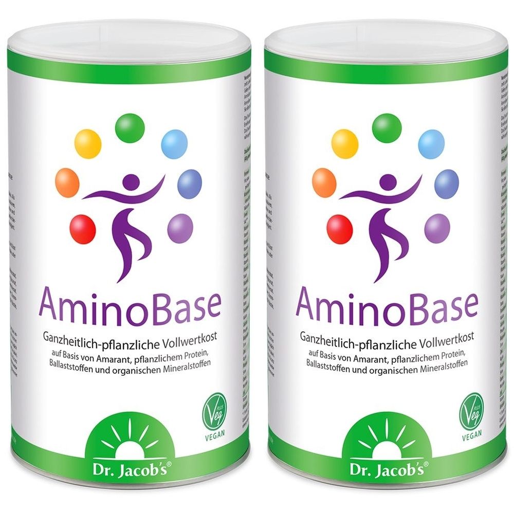 Zwei zylindrische Dosen mit dem Produktnamen AminoBase. Aufschrift: Ganzheitlich-pflanzliche Vollwertkost. Logo mit Person und farbigen Kugeln. Vegan-Siegel.
