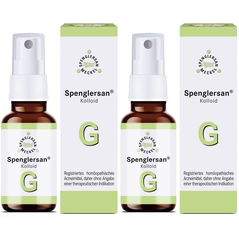 Drei Flaschen und zwei Schachteln. Braune Flaschen mit weißem Sprühkopf. Aufdruck: Spenglersan Kolloid G. Grüne Schachteln mit Logo und Text.